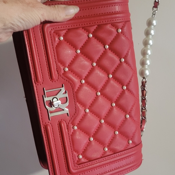 Gorgeous Red Quilted Strappy Shoulder Bag - Picture 3 of 13